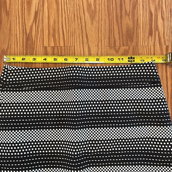 🆕 Ann Taylor LOFT Black and White Stripe Check Patterned Mini Skirt Size 2P - Picture 2 of 8